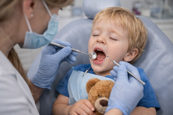 Les dents et l'enfance : pourquoi les habitudes prises tôt déterminent la santé de toute une vie